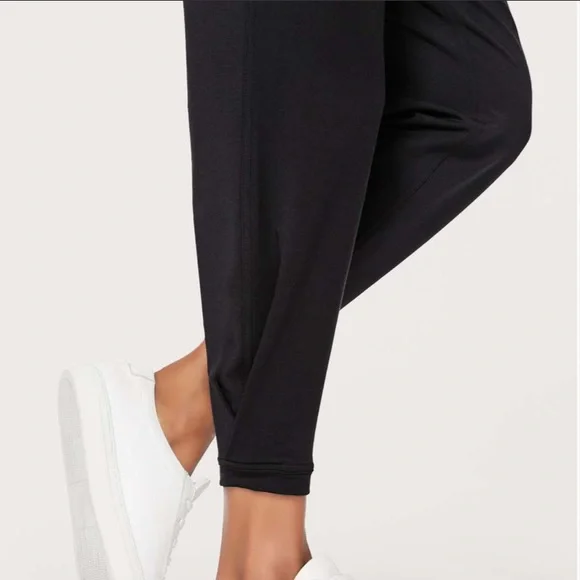 Lululemon Twisted & Tucked Pant 25" Black Size 4 - Picture 3 of 9